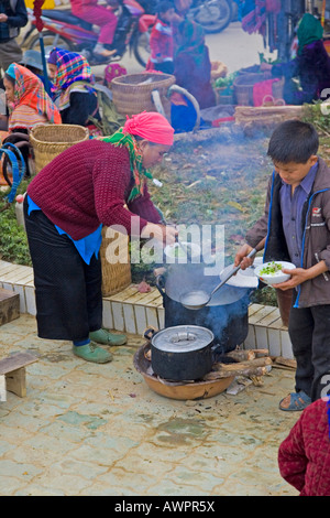 Küche auf der Straße, Bac Ha, Vietnam, Asien Stockfoto