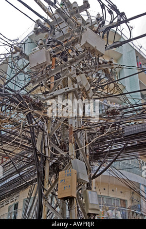 Verheddert Elektro- und Telefonkabel in Saigon, Vietnam, Asien Stockfoto