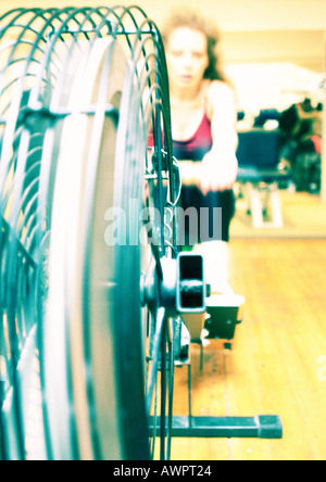 Frau mit Rudergerät im Fitness-Studio Stockfoto