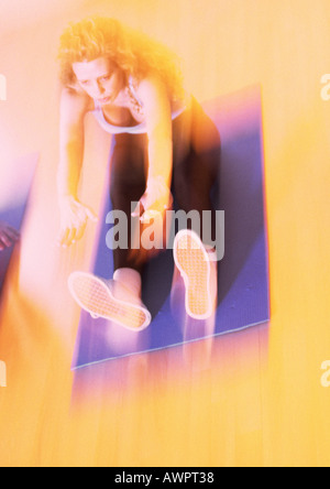 Frau, die Dehnung auf Matte, unscharf Stockfoto