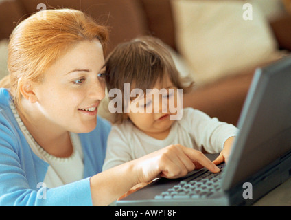 Mutter und Baby mit Laptop, Porträt Stockfoto