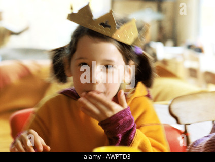 Kind mit Papierkrone auf Kopf, Porträt. Stockfoto