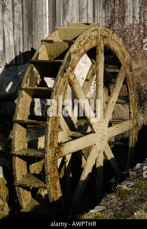 Hölzerne Mühlrad an einem alten Sägewerk in Nussdorf, Bayern, Deutschland, Europa Stockfoto