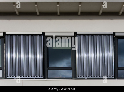 Eine vertikale Sonnenkollektor zur Erwärmung von Wasser auf ein Gebäude Stockfoto