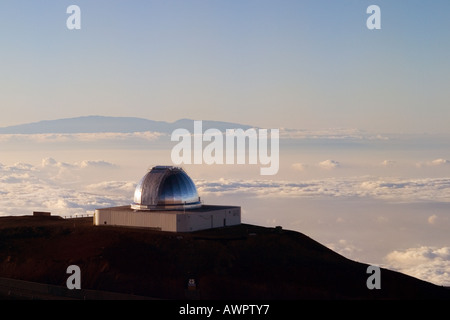 NASA Infrared Telescope Facility oder IRTF, Mauna Kea Sternwarten und Silhouette des Haleakala, Mauna Kea, Big Island, Hawaii Stockfoto