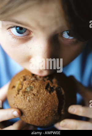 Kinder essen Muffin, close-up. Stockfoto