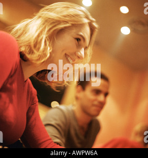 Junge Frau und Mann, Seitenansicht Stockfoto