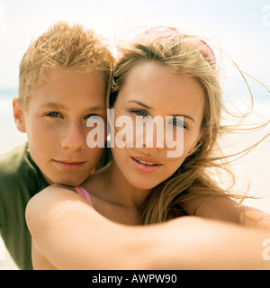 Porträt der jungen Frau mit jungen Kinn auf ihrer Schulter ruht Stockfoto