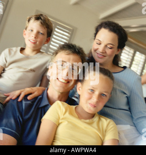 Porträt der Familie alle eng beisammen sitzen Stockfoto