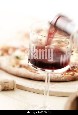 Rotwein und pizza Stockfoto