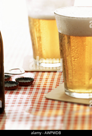 Zwei Gläser Bier am Café-Tisch, Nahaufnahme Stockfoto