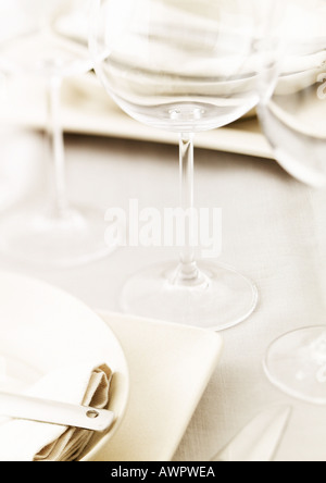 Tisch mit Teller und Gläser Wein, close-up Stockfoto