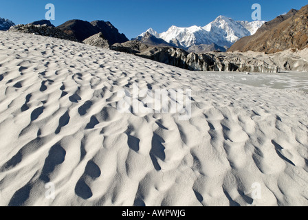 Sanddüne auf Ngozumpa-Gletscher vor Cho Oyu (8201), Sagarmatha Nationalpark, Khumbu Himal, Nepal Stockfoto