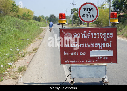 Straßenschild in der Nähe von Phetchabun, Thailand, Beratung Verkehrsteilnehmer von einem Polizei-checkpoint Stockfoto
