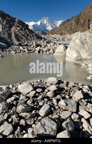 Gletschersee auf Ngozumpa-Gletscher mit Cho Oyu (8201), Khumbu Himal, Sagarmatha Nationalpark, Nepal Stockfoto