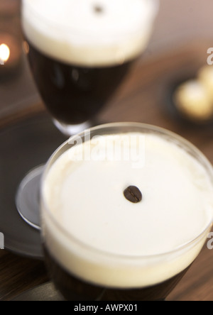 Zwei Gläser Irish Coffee, erhöhte Ansicht, Nahaufnahme Stockfoto