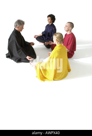 Leute sitzen am Boden im Lotussitz, meditieren Stockfoto