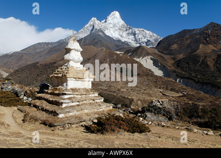 Historischen Stupa an Pangboche mit Ama Dablam (6856), Khumbu Himal, Sagarmatha Nationalpark, Nepal Stockfoto