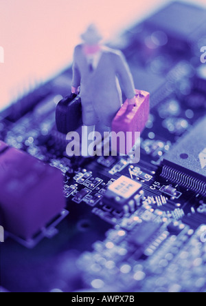 Kleine Ltoy Figur auf Computer circuit Board, close-up Stockfoto