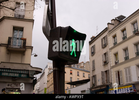 Frankreich Paris 18 Barbes Ampel grün menschliche Figur zeigt grünes Licht für Fußgänger Stockfoto