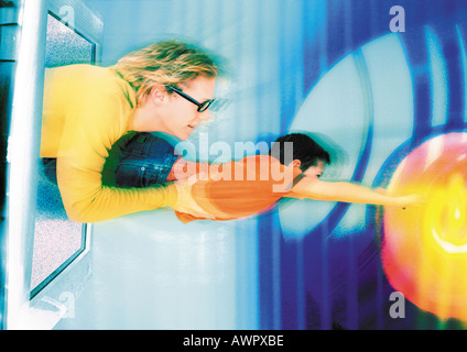 Mann und der junge aus Monitor, Mann-Betrieb junge, digital Composite. Stockfoto