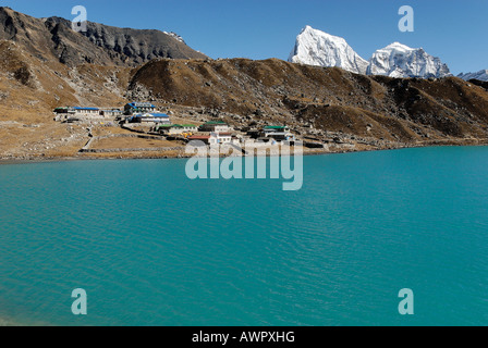 Heiligen See Dudh Pokhari mit Gokyo Sherpa Dorf, Sagarmatha Nationalpark, Khumbu, Nepal Stockfoto