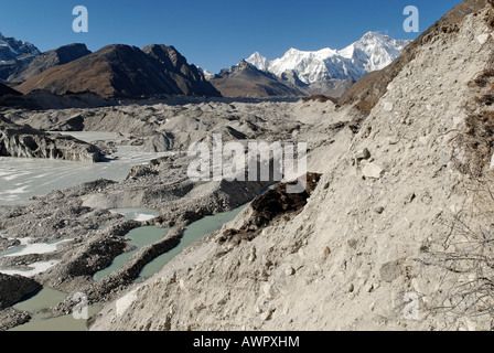 Gletschersee auf Ngozumpa-Gletscher mit Cho Oyu (8201), Khumbu Himal, Sagarmatha Nationalpark, Nepal Stockfoto