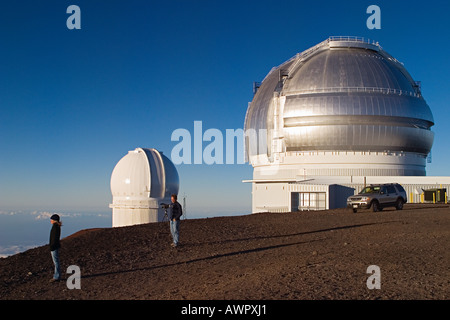 Besucher, Gemini Nord-Teleskop und Canada-France-Hawaii Telescope oder CFHT, Mauna Kea Sternwarten, Big Island, Hawaii Stockfoto