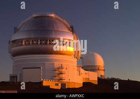 Gemini Nord-Teleskop und University of Hawaii-2,2-Meter-Teleskop bei Sonnenuntergang, Mauna Kea Sternwarten, Big Island, Hawaii Stockfoto