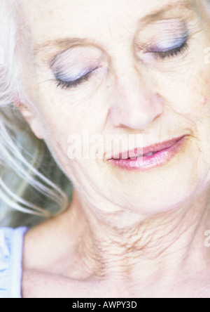 Reife Frau, Lächeln, Augen geschlossen, Portrait. Stockfoto