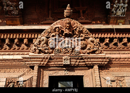 Holzschnitzerei im Bachhareshwari Tempel, Pashupatinath, Kathmandu, Nepal Stockfoto