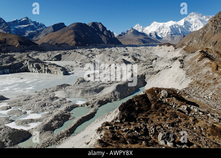 Gletschersee auf Ngozumpa-Gletscher mit Cho Oyu (8201), Khumbu Himal, Sagarmatha Nationalpark, Nepal Stockfoto