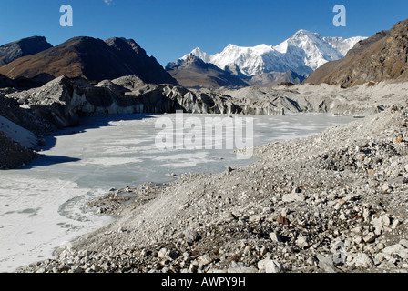 Gletschersee auf Ngozumpa-Gletscher mit Cho Oyu (8201), Khumbu Himal, Sagarmatha Nationalpark, Nepal Stockfoto