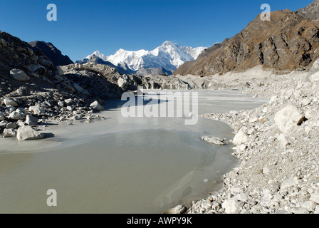 Gletschersee auf Ngozumpa-Gletscher mit Cho Oyu (8201), Khumbu Himal, Sagarmatha Nationalpark, Nepal Stockfoto