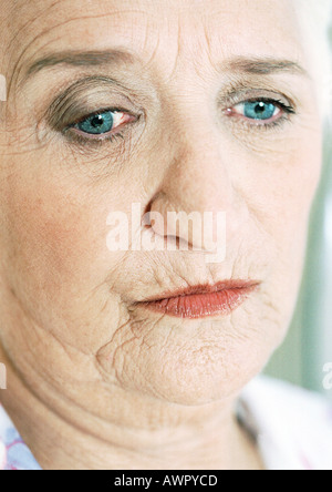 Ältere Frau blickte, Porträt, Nahaufnahme Stockfoto
