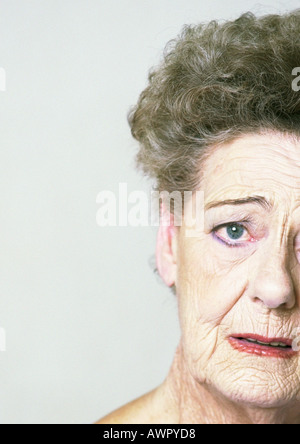 Ältere Frau betrachten Kamera, Teilansicht, Nahaufnahme Stockfoto