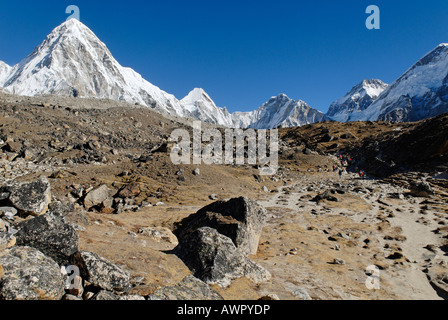 Khumbu-Gletscher mit Pumpen-Ri (7161), Khumbu Himal, Sagarmatha Nationalpark, Nepal Stockfoto