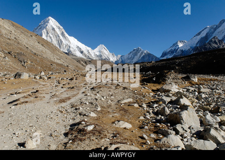 Khumbu-Gletscher mit Pumpen-Ri (7161), Khumbu Himal, Sagarmatha Nationalpark, Nepal Stockfoto