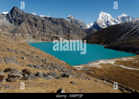 Blick vom Gokyo See (Dudh Pokhari) über Ngozumpa-Gletscher in Richtung Arakamtse (6423) Und Cholatse (6335), Sagarmatha National Par Stockfoto