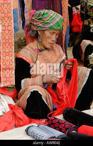 Frau von der Flower Hmong in Bac Ha Markt, Ha Giang Provinz, Nord-Vietnam Stockfoto