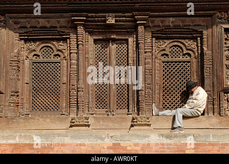 Mann schlafen vor einem Tempel, Durbar Square Patan, Lalitpur, Kathmandu, Nepal Stockfoto