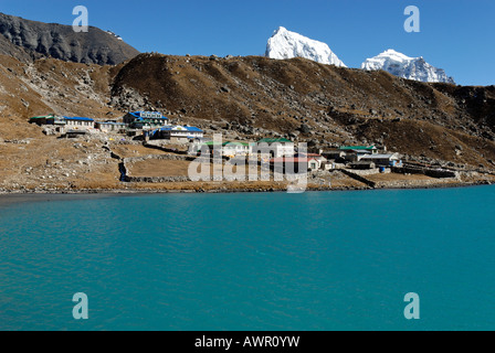 Blick vom Gokyo See (Dudh Pokhari) über Ngozumpa-Gletscher in Richtung Arakamtse (6423) Und Cholatse (6335), Sagarmatha National Par Stockfoto