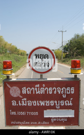 Straßenschild in der Nähe von Phetchabun, Thailand, Beratung Verkehrsteilnehmer von einem Polizei-checkpoint Stockfoto