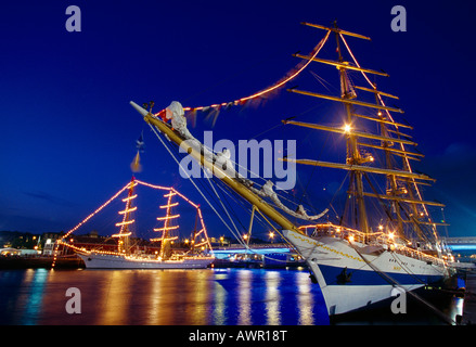 Der Mir und hinter Sagres II, Turnier der Segelschiffe am Abend mit dem Fluss Seine Hafen von Rouen Armada 2003 Frankreich Stockfoto