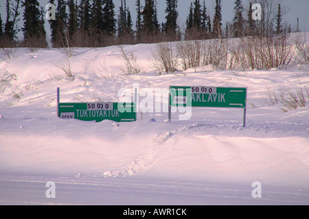 Anzeichen für Gewichtsbeschränkungen Eis unterwegs zwischen Tuktoyaktuk und Inuvik, Mackenzie River Delta, Northwest Territories, Dose Stockfoto