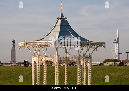 Musikpavillon Kriegerdenkmal und Spinnaker Tower Southsea Portsmouth (Hampshire) Stockfoto