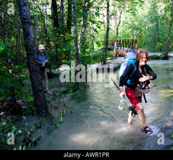 Wanderer, die Überquerung des Flusses Taja, Überschwemmungen, Chilkoot Trail, British Columbia, Kanada Stockfoto