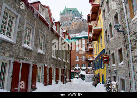 Eine Gasse mit Blick auf Château Frontenac, Québec City, Québec, Kanada Stockfoto