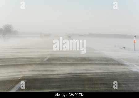 Schneepflüge clearing Yellowhead Highway in einem Schneesturm in der Nähe von Winnipeg, Manitoba, Kanada Stockfoto