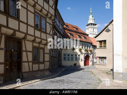 Fachwerk-Stil Fachwerk Häuser im historischen Zentrum der Stadt und den Turm der St. Bonifatius-Kirche im Hintergrund, Bad L Stockfoto